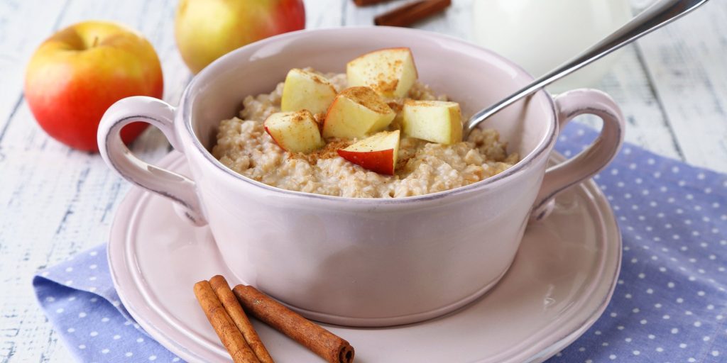Fiocchi d’avena in acqua con una mela: colazione senza pensieri