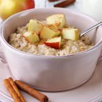 Fiocchi d’avena in acqua con una mela: colazione senza pensieri
